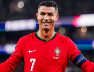 Read more about the article Eks Manchester United Ungkap Alasan Cristiano Ronaldo Belum Ingin Pensiun: Terpacu Lionel Messi