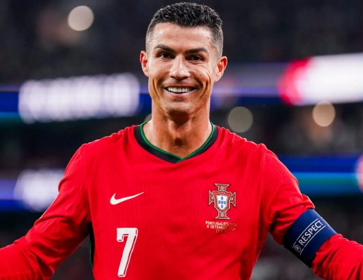 You are currently viewing Eks Manchester United Ungkap Alasan Cristiano Ronaldo Belum Ingin Pensiun: Terpacu Lionel Messi