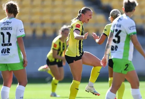 You are currently viewing Wellington Phoenix Tahan Tekanan dan Hukum Canberra United di Pengujung Laga