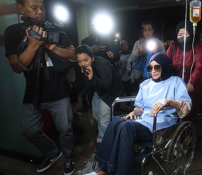 You are currently viewing Gunakan Kursi Roda, Doktif Penuhi Panggilan Penyidik Polres Metro Jakarta Selatan