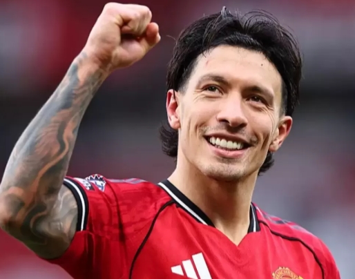 You are currently viewing Lisandro Martinez Ungkap Perbedaan Michael Carrick dan Ruben Amorim: Aura Latihan Manchester United Berubah Drastis