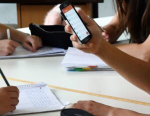 Read more about the article Swedia Akan Menerapkan Larangan Ponsel di Sekolah Mulai Agustus 2026