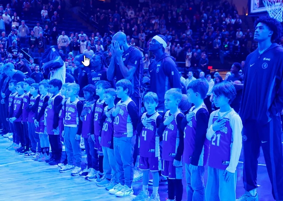 Read more about the article Penggemar NBA Diminta Lepas Kaus Anti-ICE Usai Kematian Renee Nicole Good, Timberwolves Minta Maaf