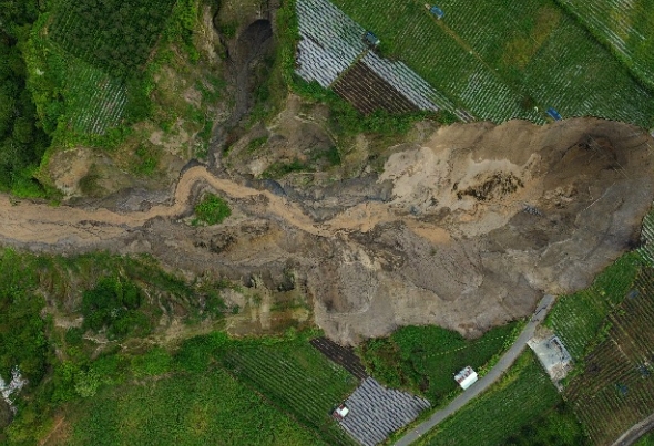 You are currently viewing Lubang Besar di Ketol Aceh Tengah Semakin Mengancam, Menteri PU Lakukan Peninjauan